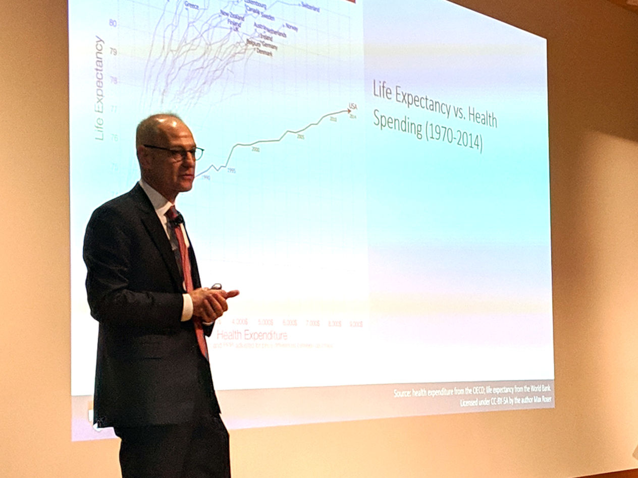 Dr. Ezekiel J. Emanuel presenting his keynote address at Olin’s healthcare symposium on January 23. He is vice provost for global initiatives, the Diane S. Levy and Robert M. Levy University Professor and chair of the Department of Medical Ethics and Health Policy at the University of Pennsylvania.