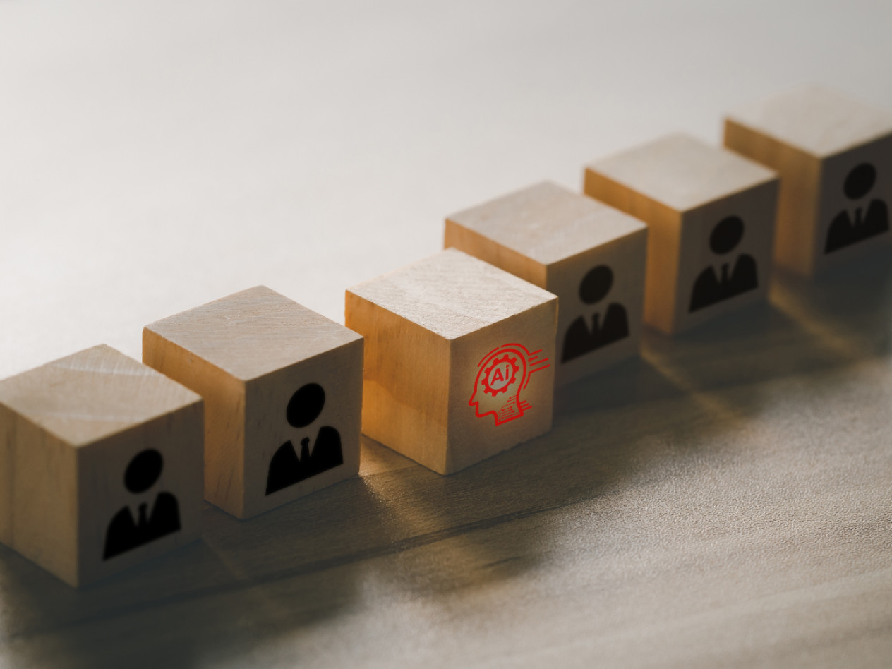 A row of blocks with images of people; in the middle is one highlighted block with an AI (artificial intelligence) icon